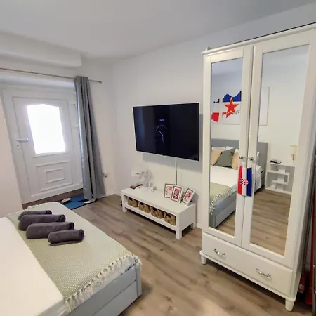 Cool By The Palace * Σπλιτ